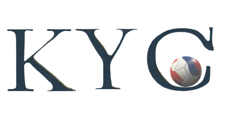 As letras KYC e uma pequena bola de futebol dentro do C